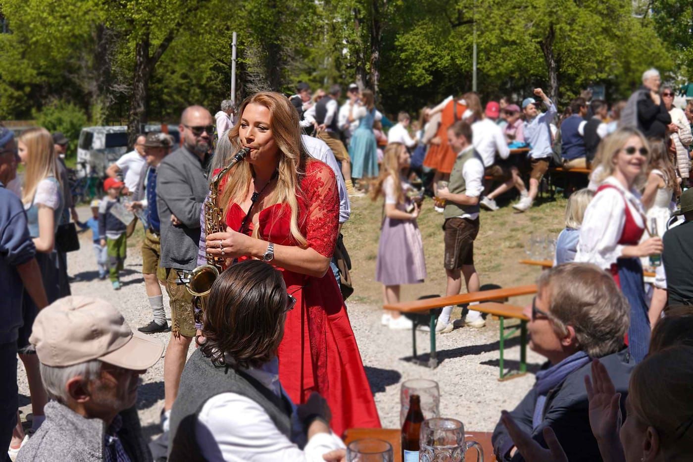 Saxophonist Natalie Marchenko Wiesn audience Munich event