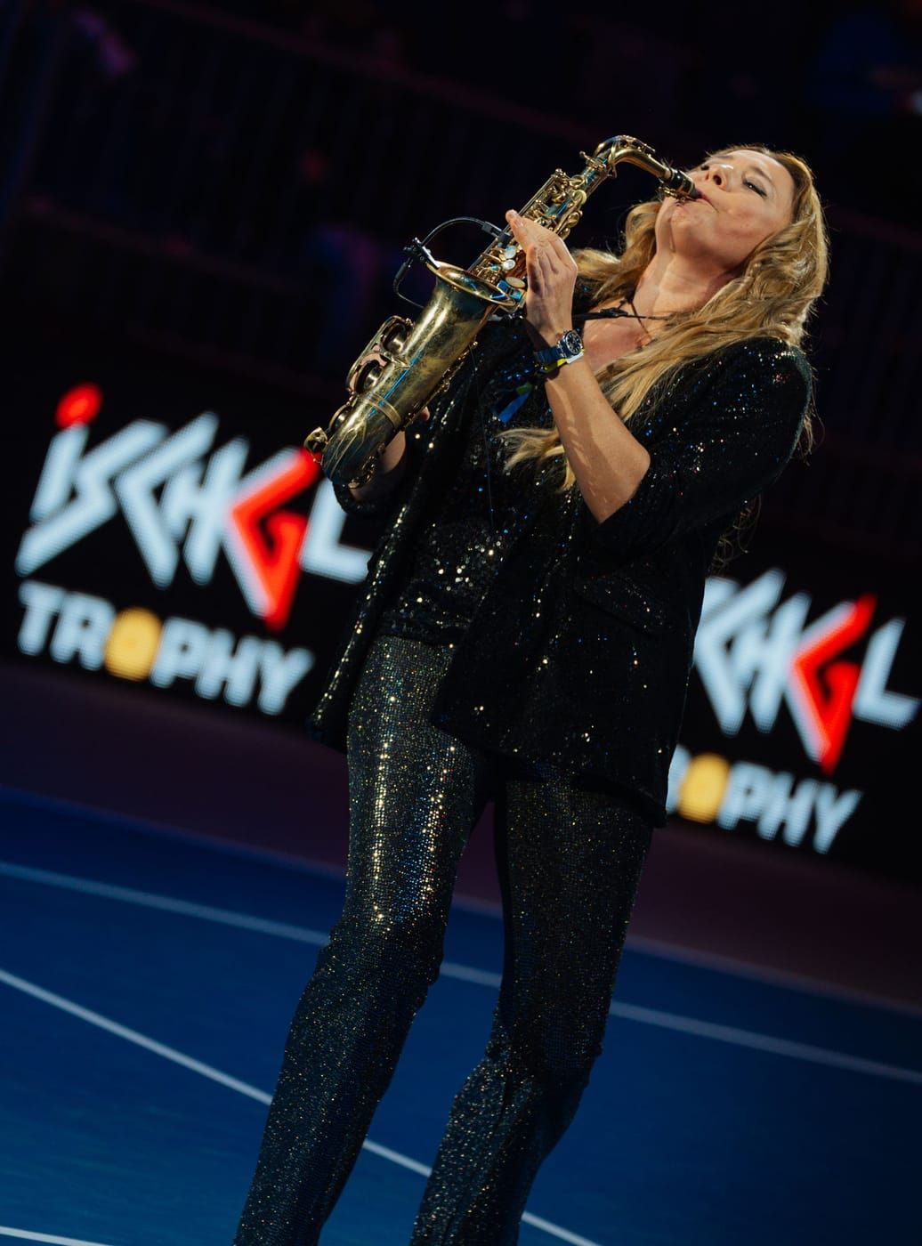 Saxophonistin live auf der Bühne bei der Ischgl Trophy