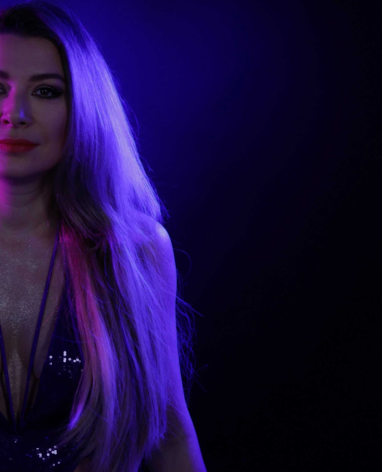 Natalie Marchenko im violetten Bühnenlicht bei Live-Performance