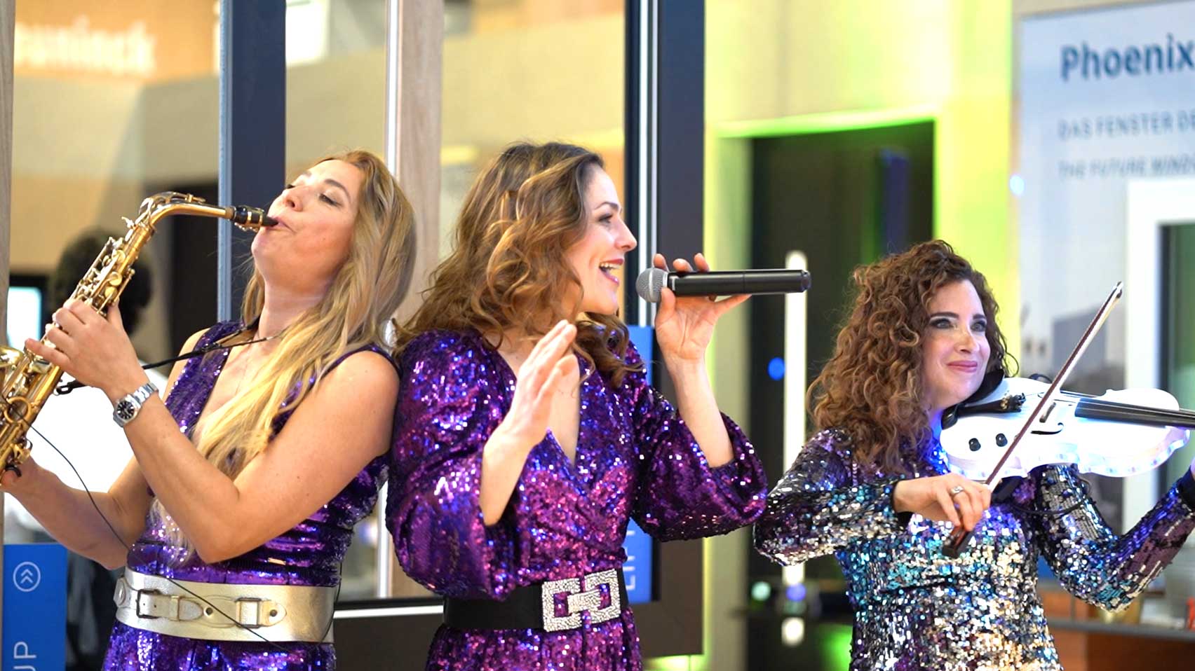Walking act mobile band at trade fair – all-female band performing live through the exhibition stand creating elegant atmosphere